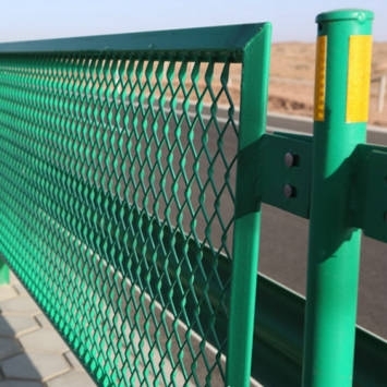 2019新闻聚焦 新疆阿克苏仓库护栏网与克拉玛依球场护栏网——守护安全与活力的围栏设施